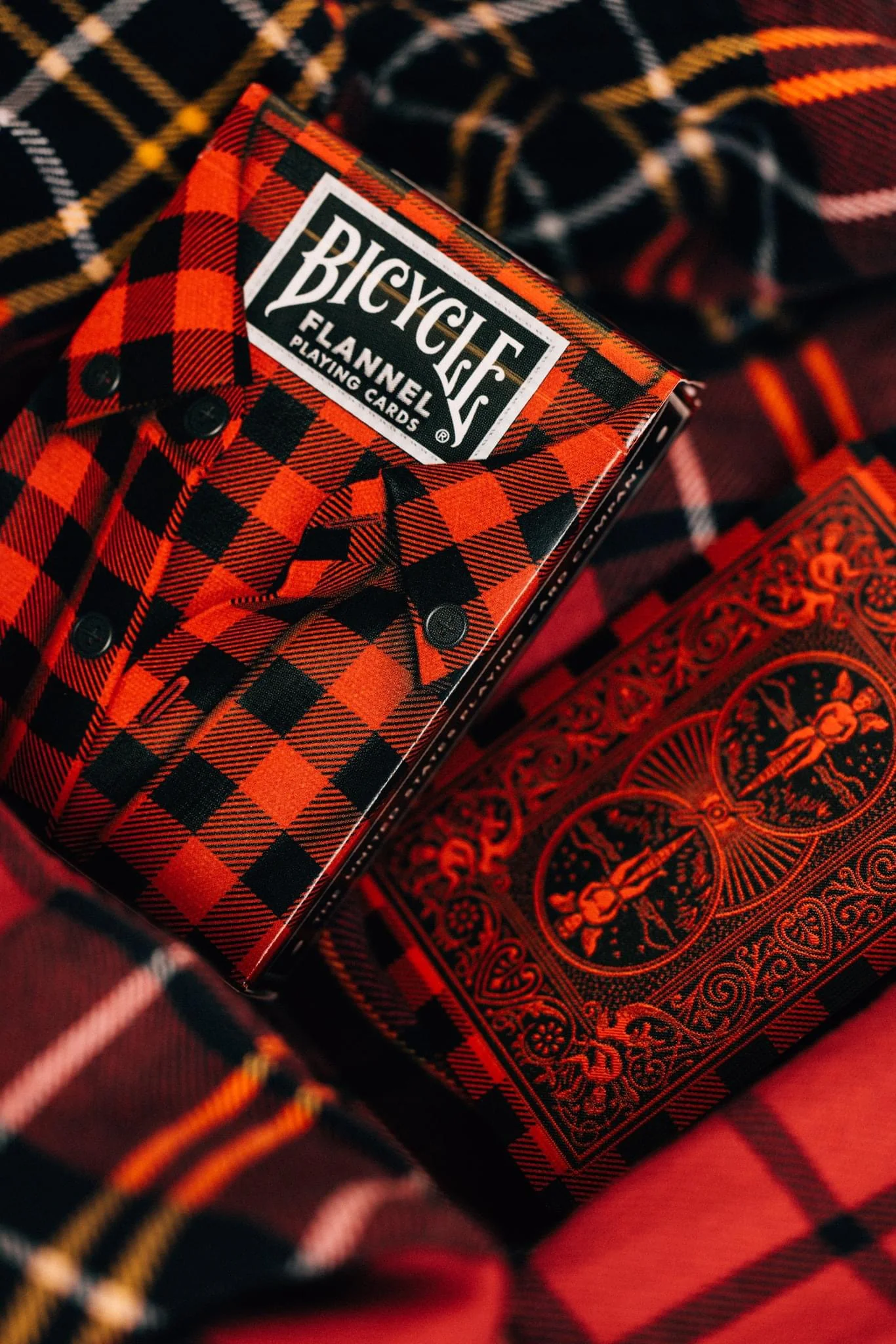 1025-bicycle-flannel-playing-cards-feel-the-warmth-1.webp
