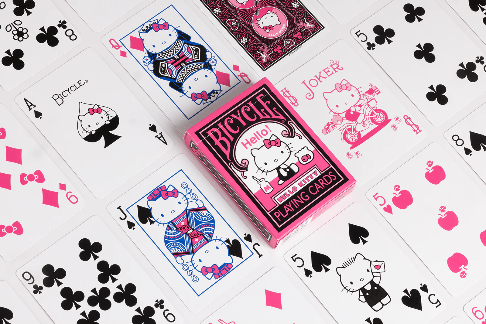 1040-bicycle-hello-kitty-black-and-pink-playing-cards-cute-meets-classic-in-every-shuffle-1.webp