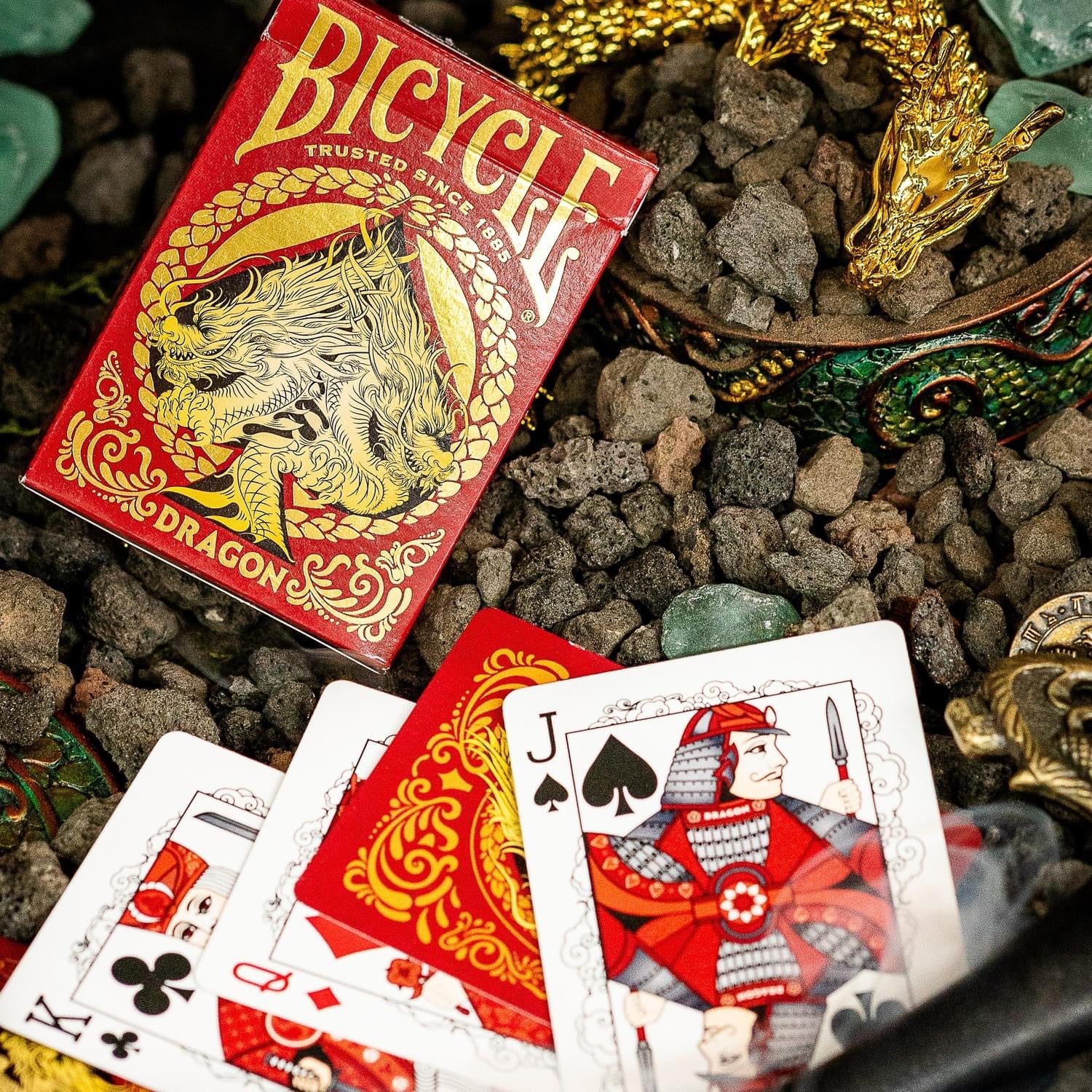 1064-bicycle-red-dragon-playing-cards-1.webp