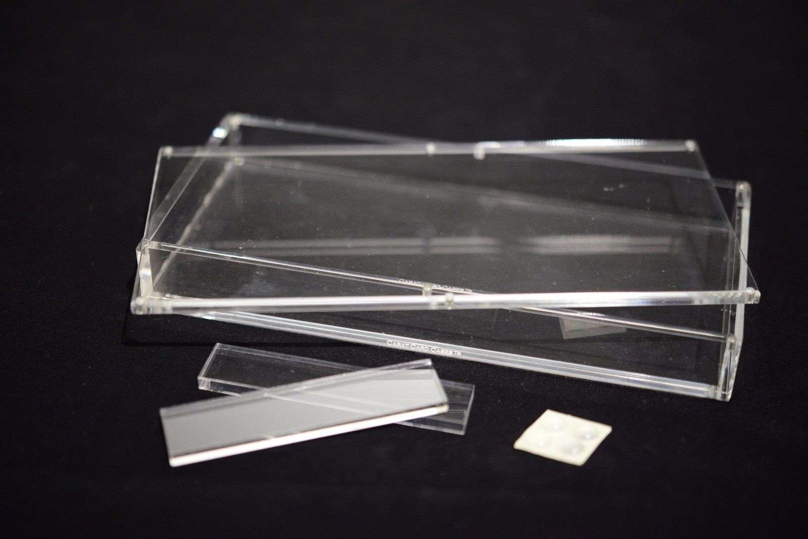 16-carat-x3-card-case-1.webp