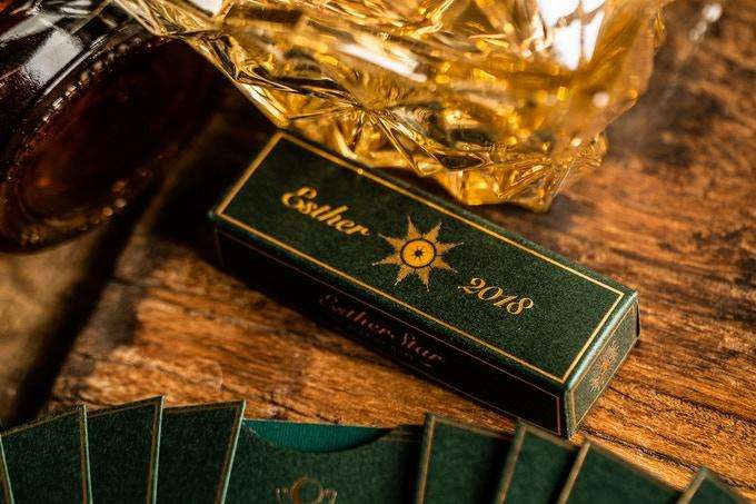 2553-esther-star-deluxe-2-deck-set-classic-deluxe-playing-cards-uspcc-1.jpg