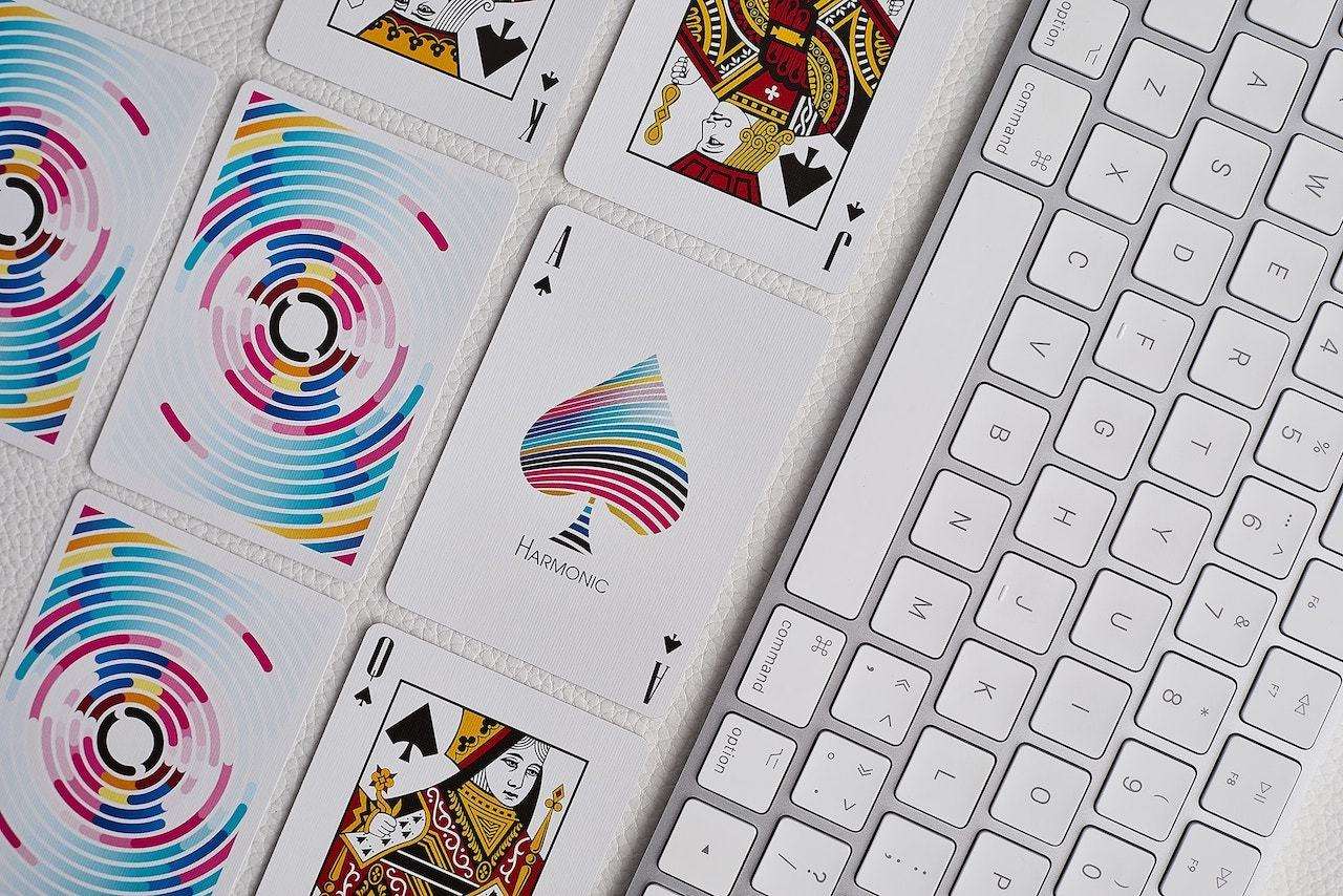 3292-harmonic-playing-cards-uspcc-1.jpg