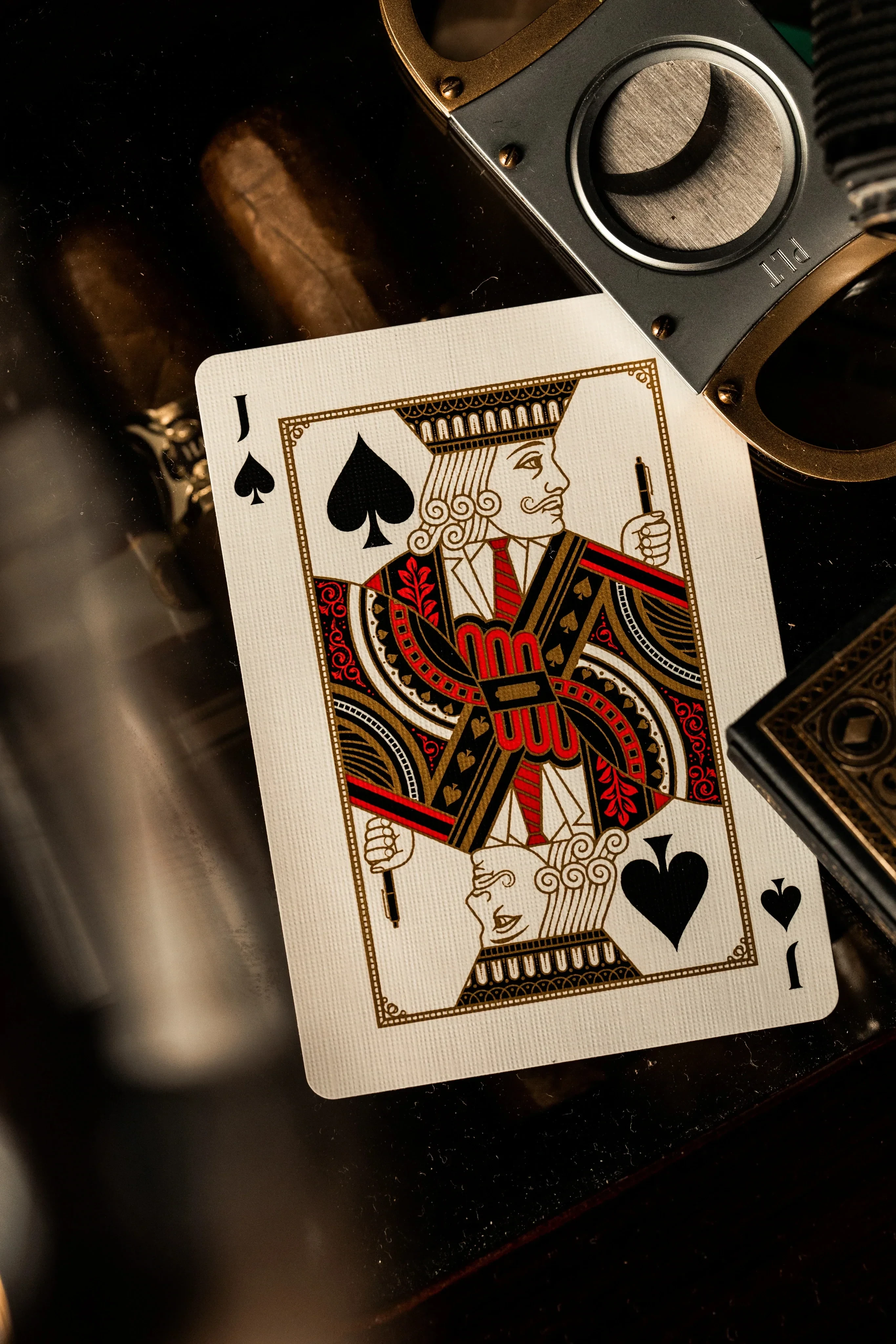 3666-james-bond-007-playing-cards-by-theory11-licensed-to-thrill-1.webp
