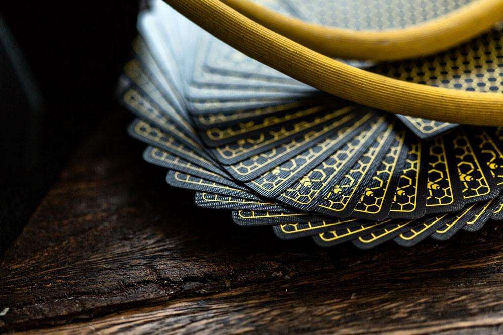 3825-killer-bees-playing-cards-cartamundi-1.jpg