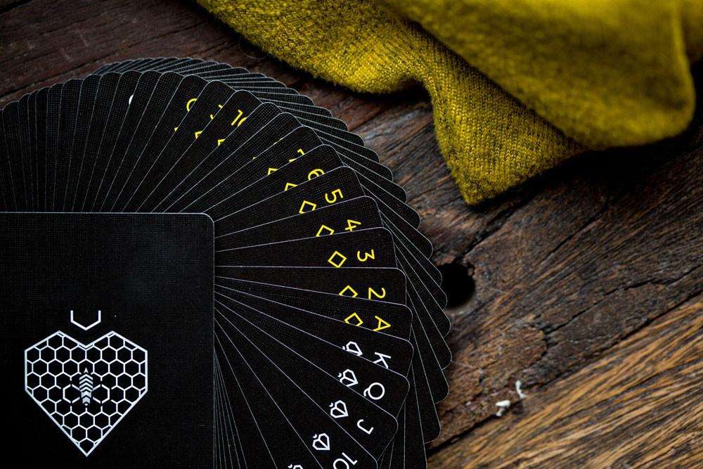 3825-killer-bees-playing-cards-cartamundi-1.jpg