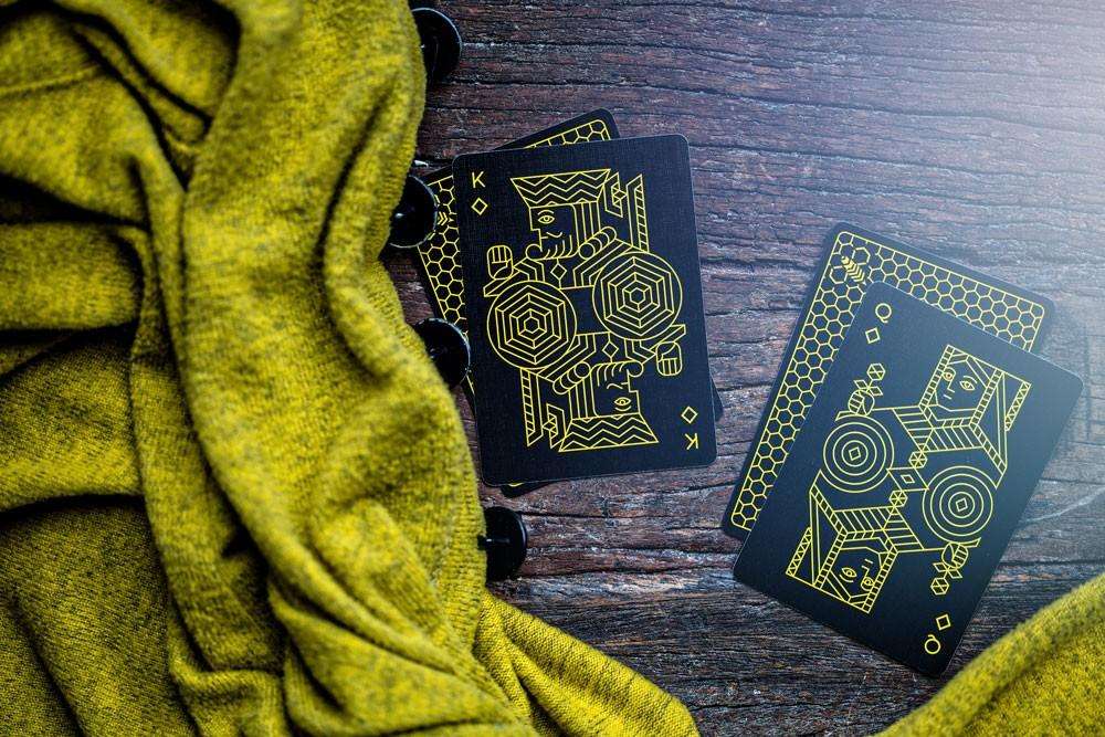 3825-killer-bees-playing-cards-cartamundi-1.jpg