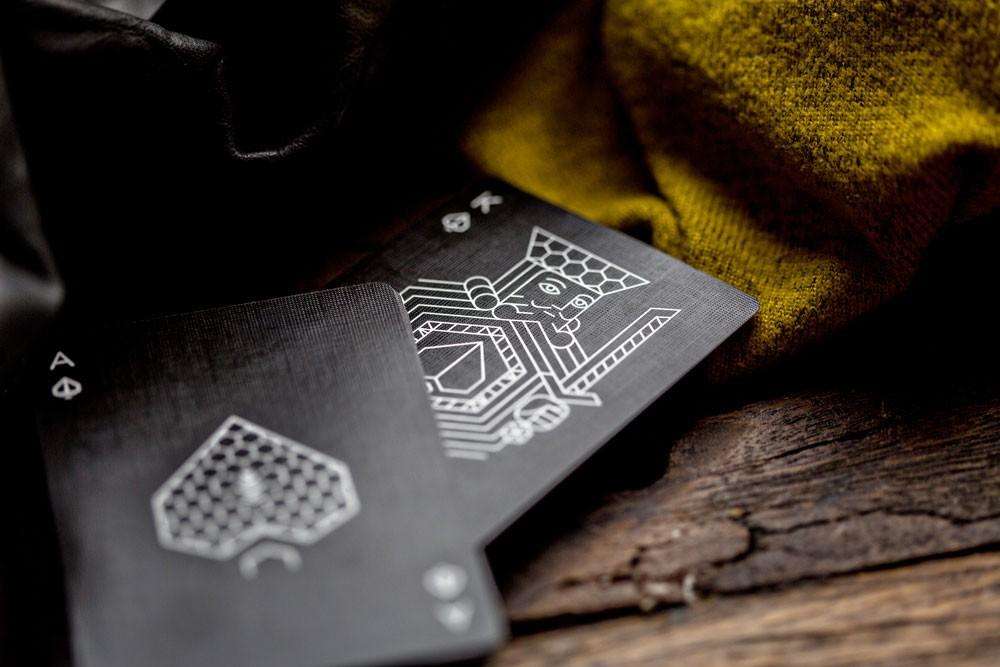 3825-killer-bees-playing-cards-cartamundi-1.jpg