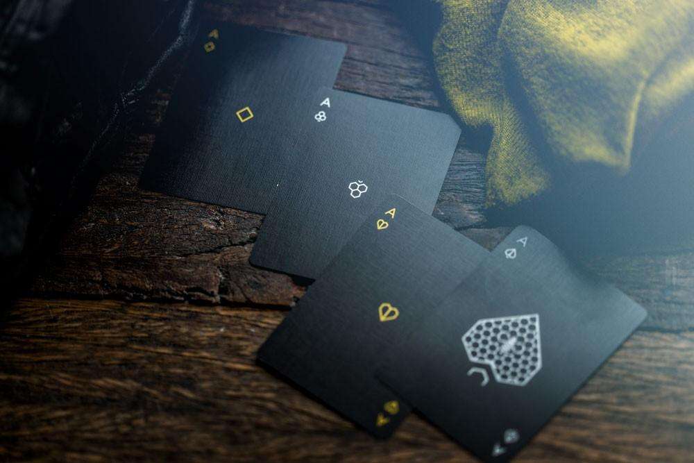 3825-killer-bees-playing-cards-cartamundi-1.jpg