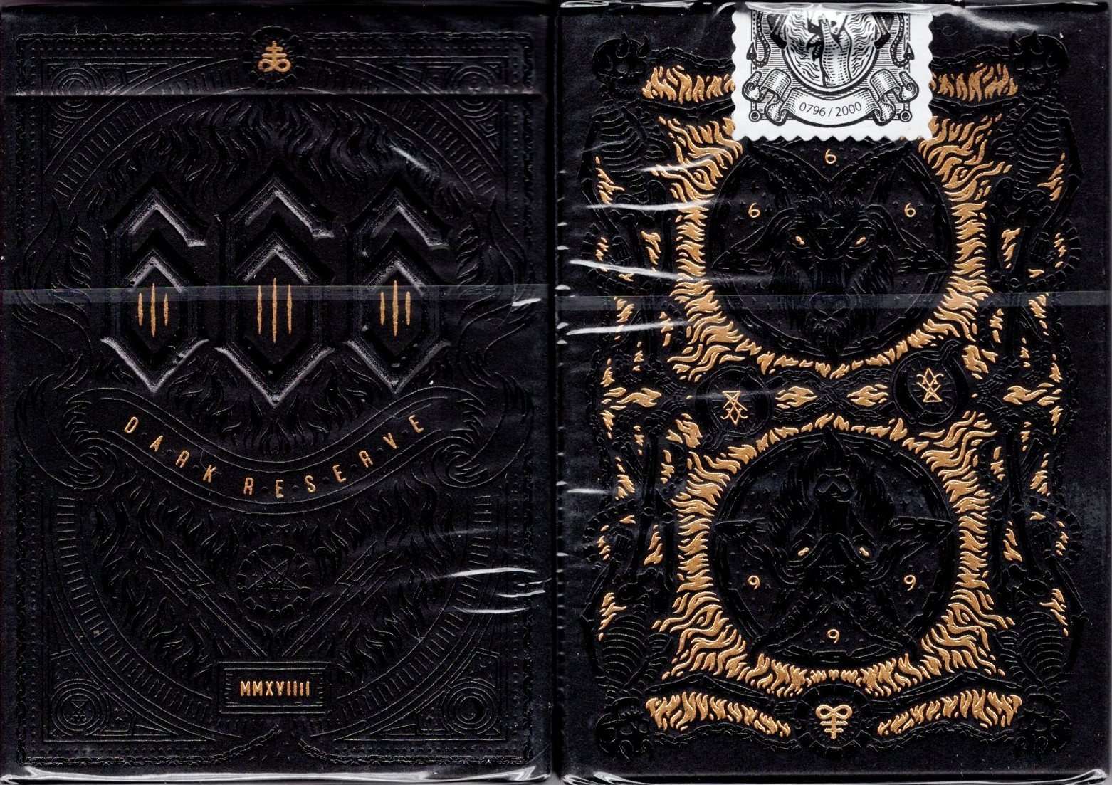 389-666-dark-reserve-gold-foil-playing-cards-cartamundi-1.jpg