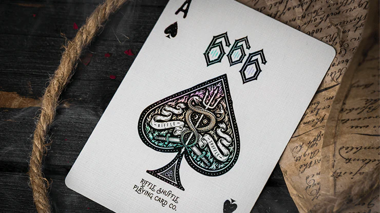 390-666-dark-reserves-holographic-foiled-edition-playing-cards-cartamundi-1.webp