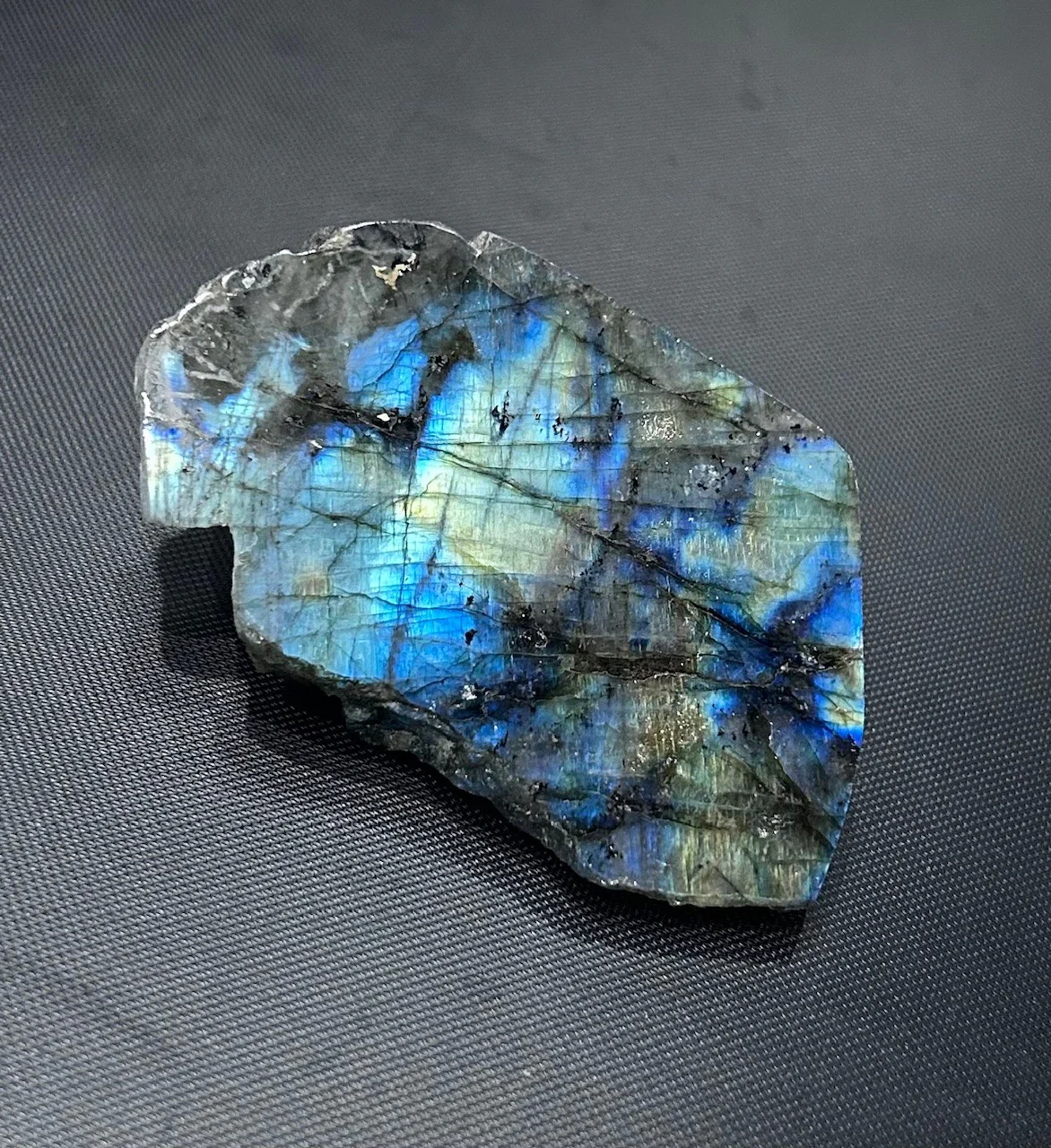 3905-labradorite-stone-1.webp