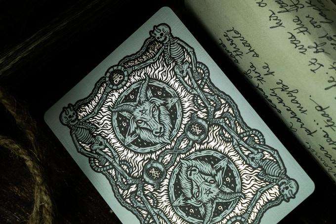 402-666-silver-dark-reserve-gilded-playing-cards-cartamundi-1.jpg