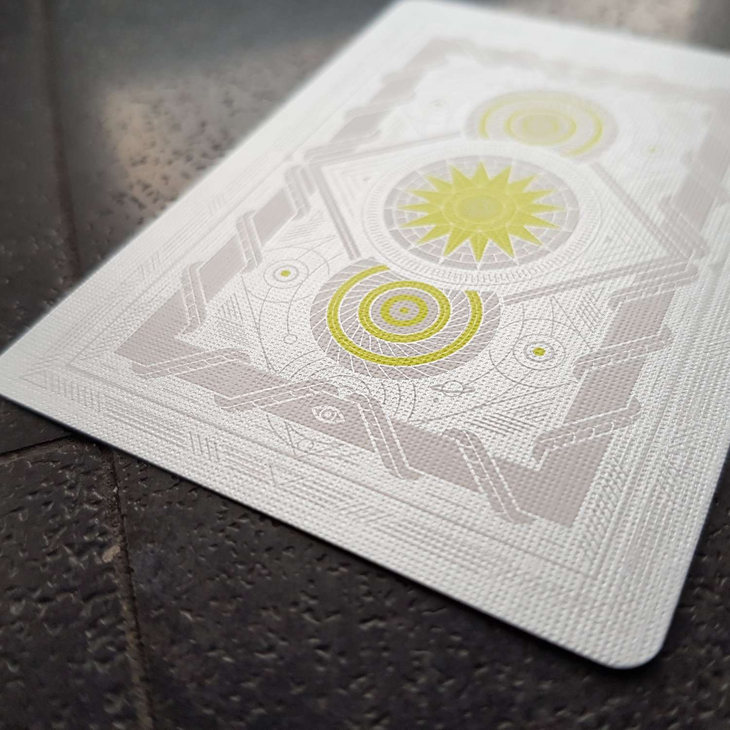 4622-monolith-white-playing-cards-uspcc-1.jpg