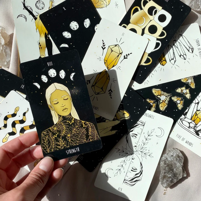 4838-new-moon-tarot-deck-gold-gilded-1.webp