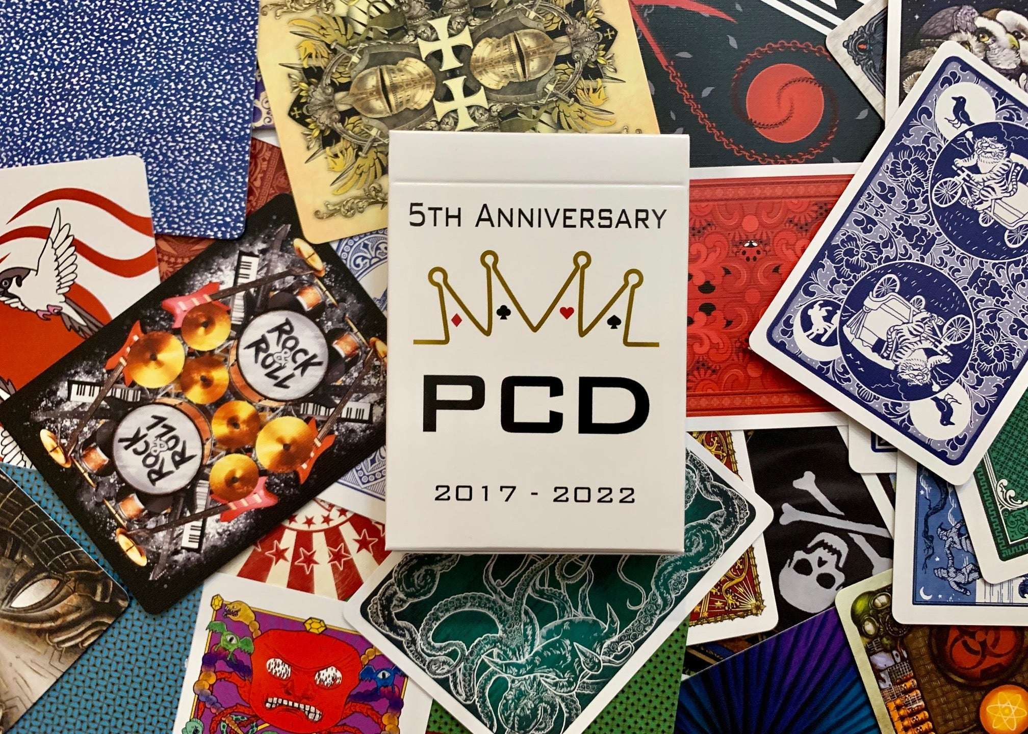 5265-pcd-5th-anniversary-gilded-playing-cards-uspcc-1.webp