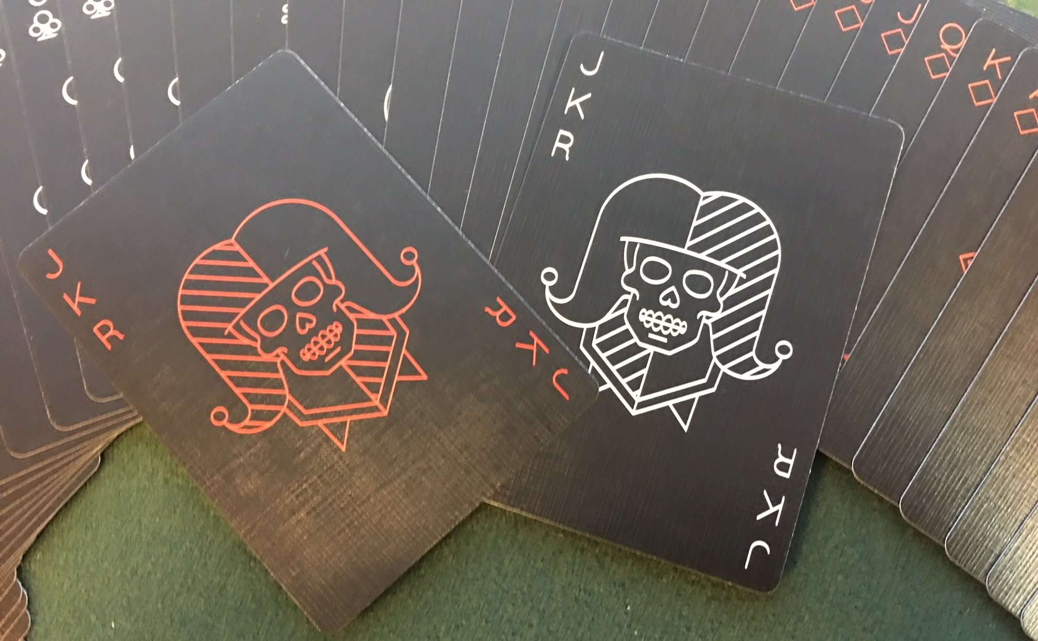 5392-pitch-black-v2-playing-cards-cartamundi-1.webp