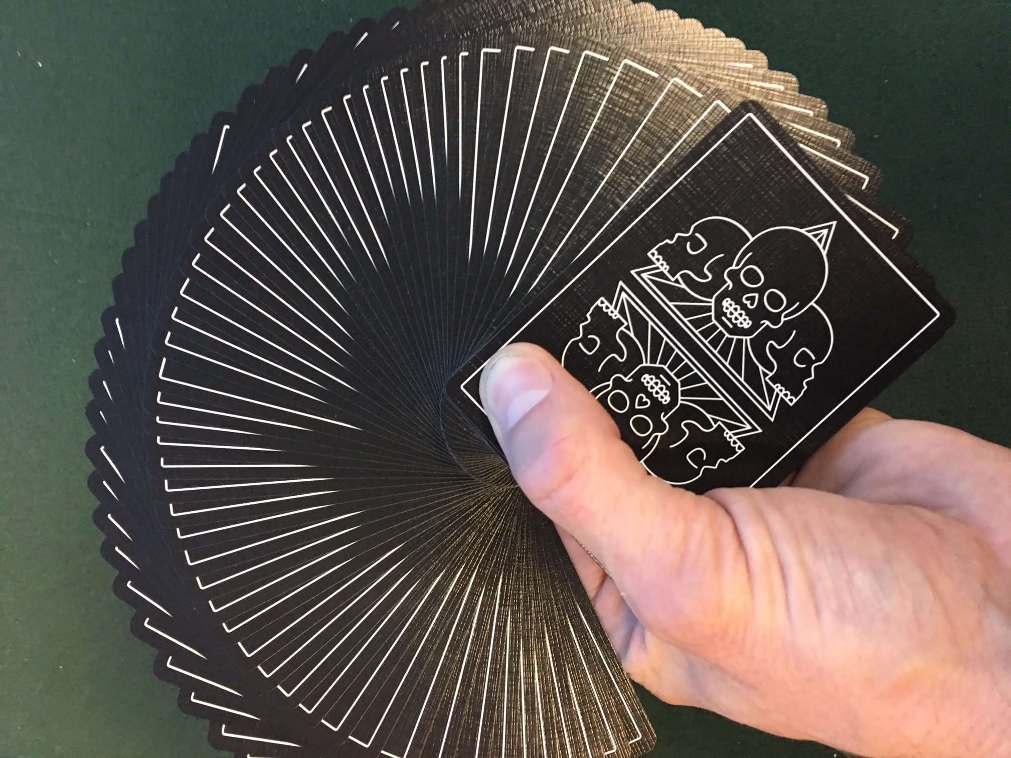 5392-pitch-black-v2-playing-cards-cartamundi-1.webp
