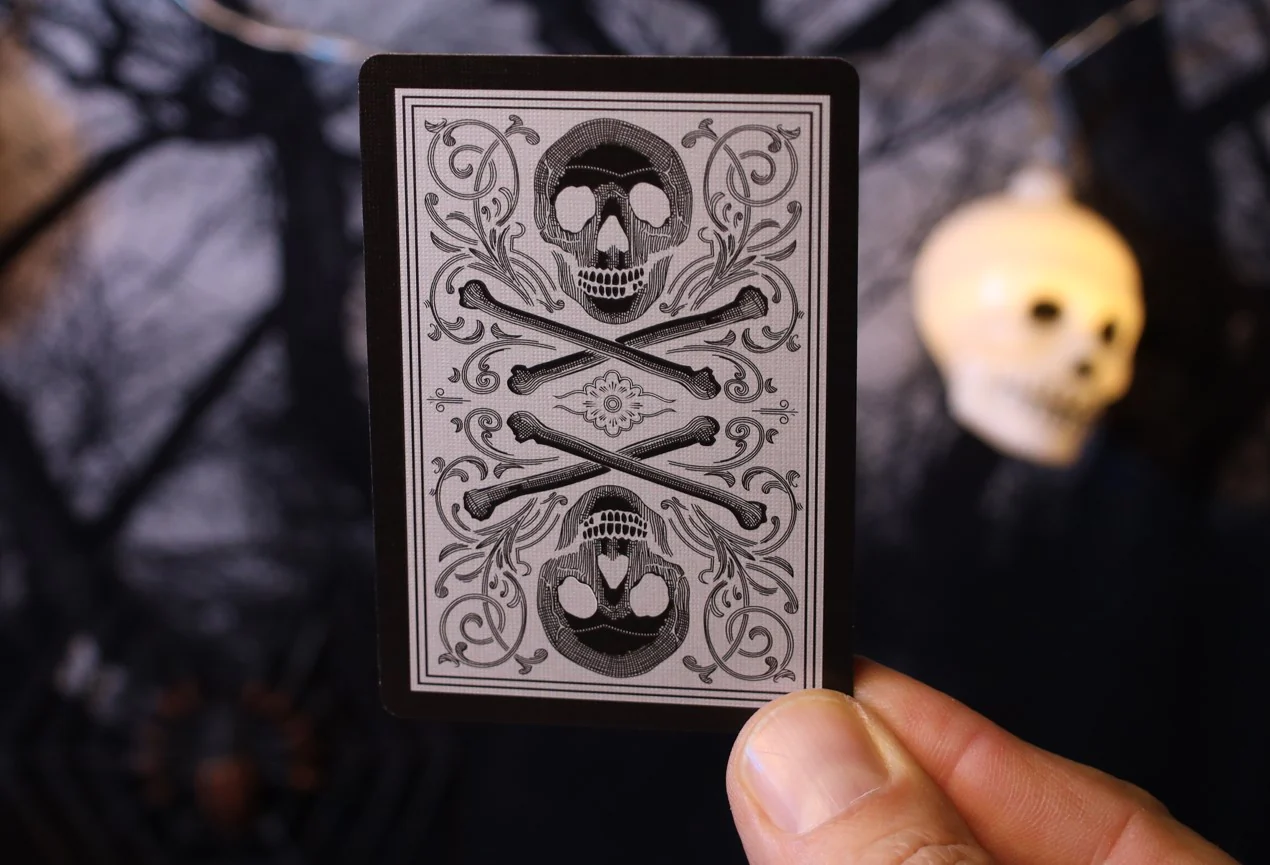 6164-skull-metallic-silver-bicycle-playing-cards-1.jpg
