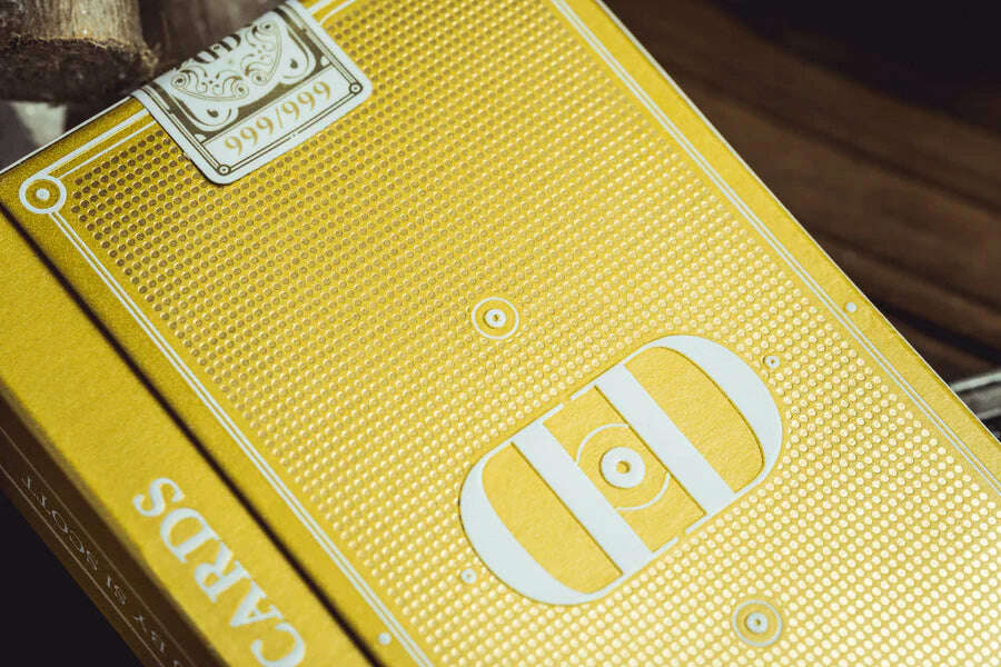 6211-smoke-mirrors-v9-gold-deluxe-playing-cards-uspcc-1.webp