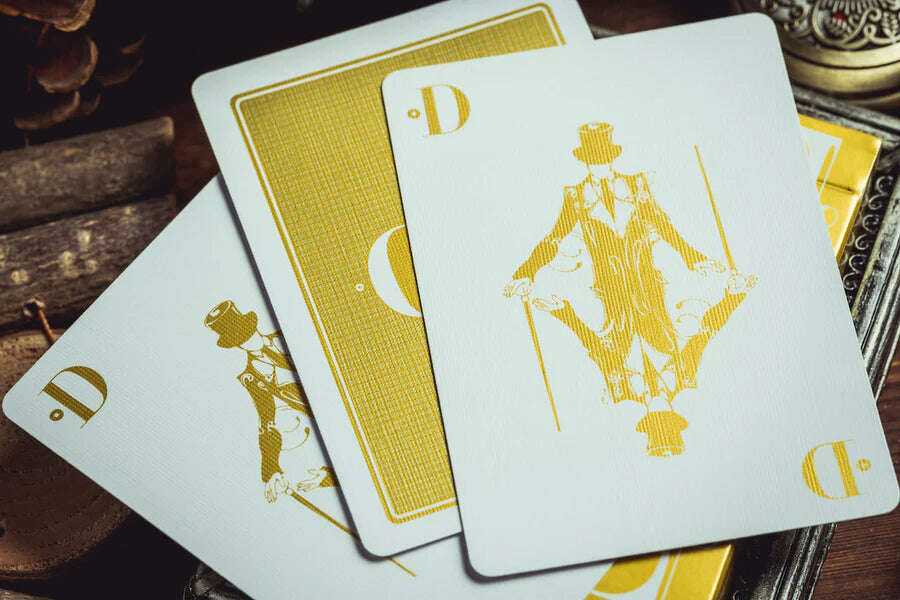 6211-smoke-mirrors-v9-gold-deluxe-playing-cards-uspcc-1.webp