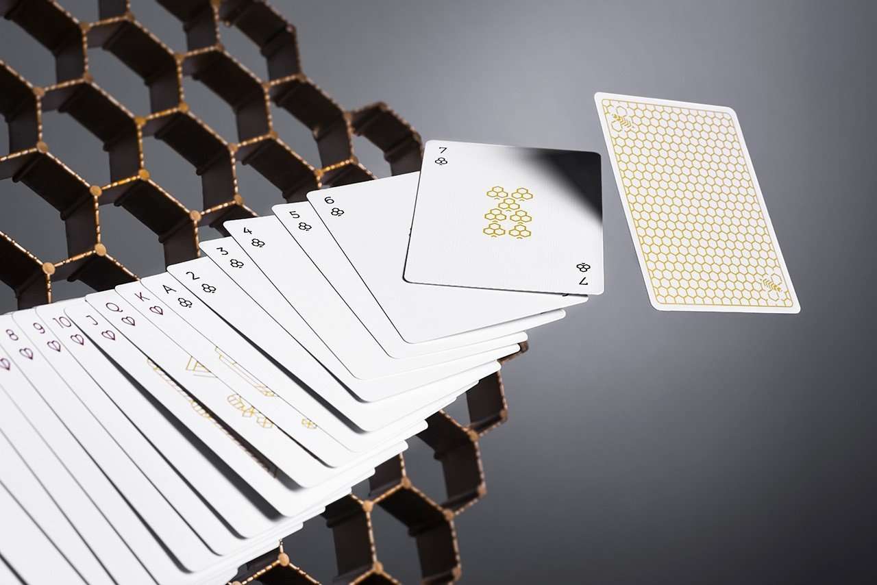 6589-super-bees-playing-cards-cartamundi-1.webp