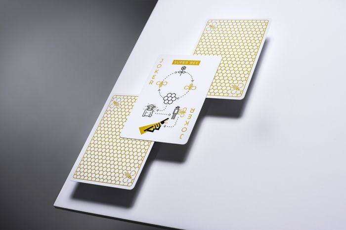 6590-super-bees-v2-playing-cards-cartamundi-1.webp