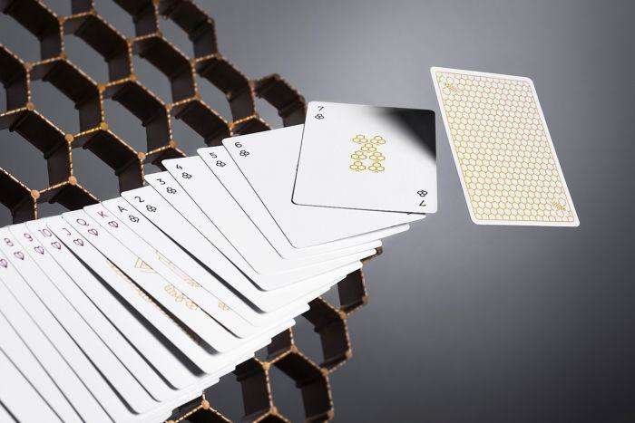 6590-super-bees-v2-playing-cards-cartamundi-1.webp