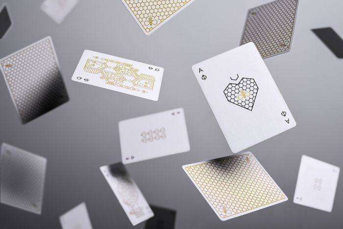 6590-super-bees-v2-playing-cards-cartamundi-1.webp