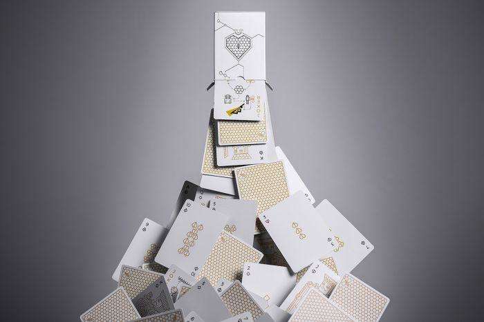 6590-super-bees-v2-playing-cards-cartamundi-1.webp