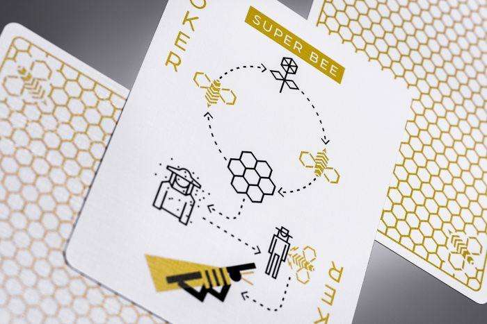 6590-super-bees-v2-playing-cards-cartamundi-1.webp