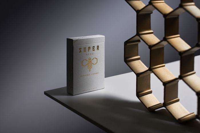 6590-super-bees-v2-playing-cards-cartamundi-1.webp