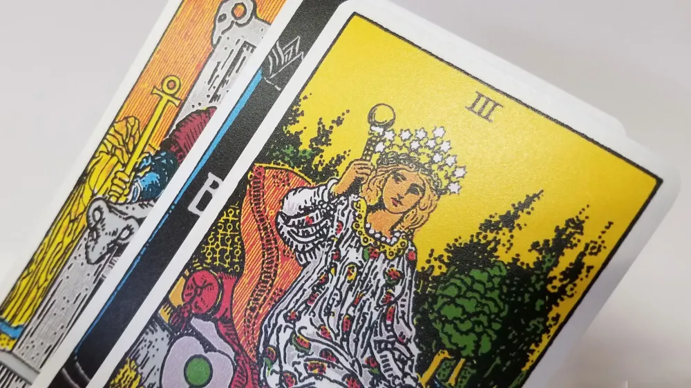 6819-the-100-plastic-rider-tarot-deck–1.webp
