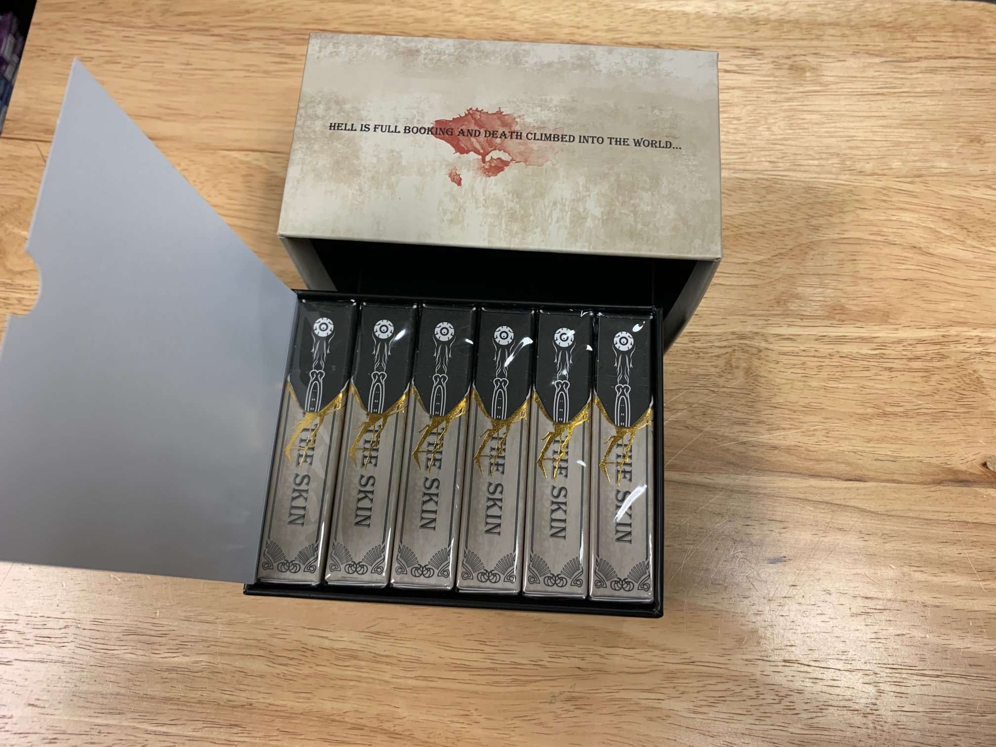 7382-under-the-skin-6-deck-collector-box-1.webp